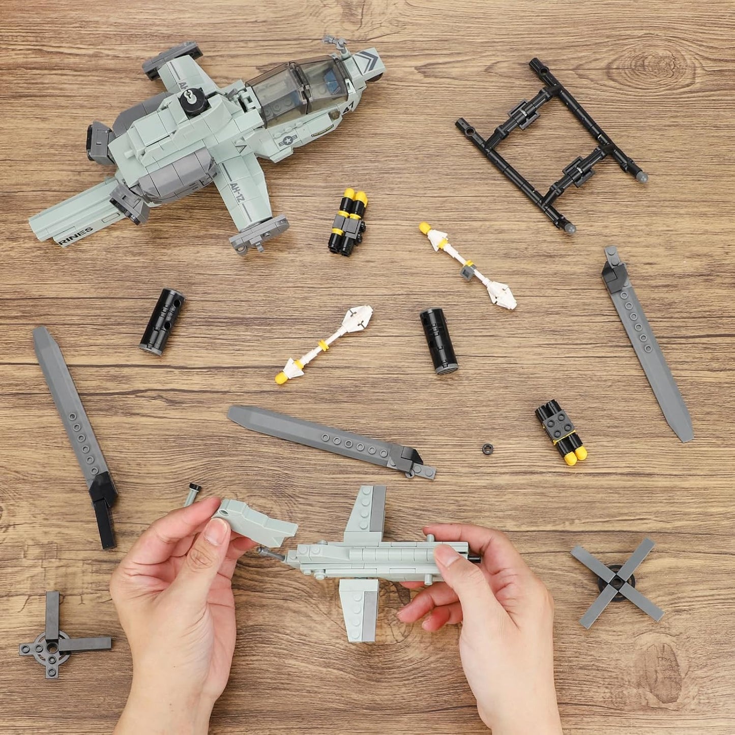 AH-1Z Viper Attack Helicopter Building Block Set (597 Pieces)